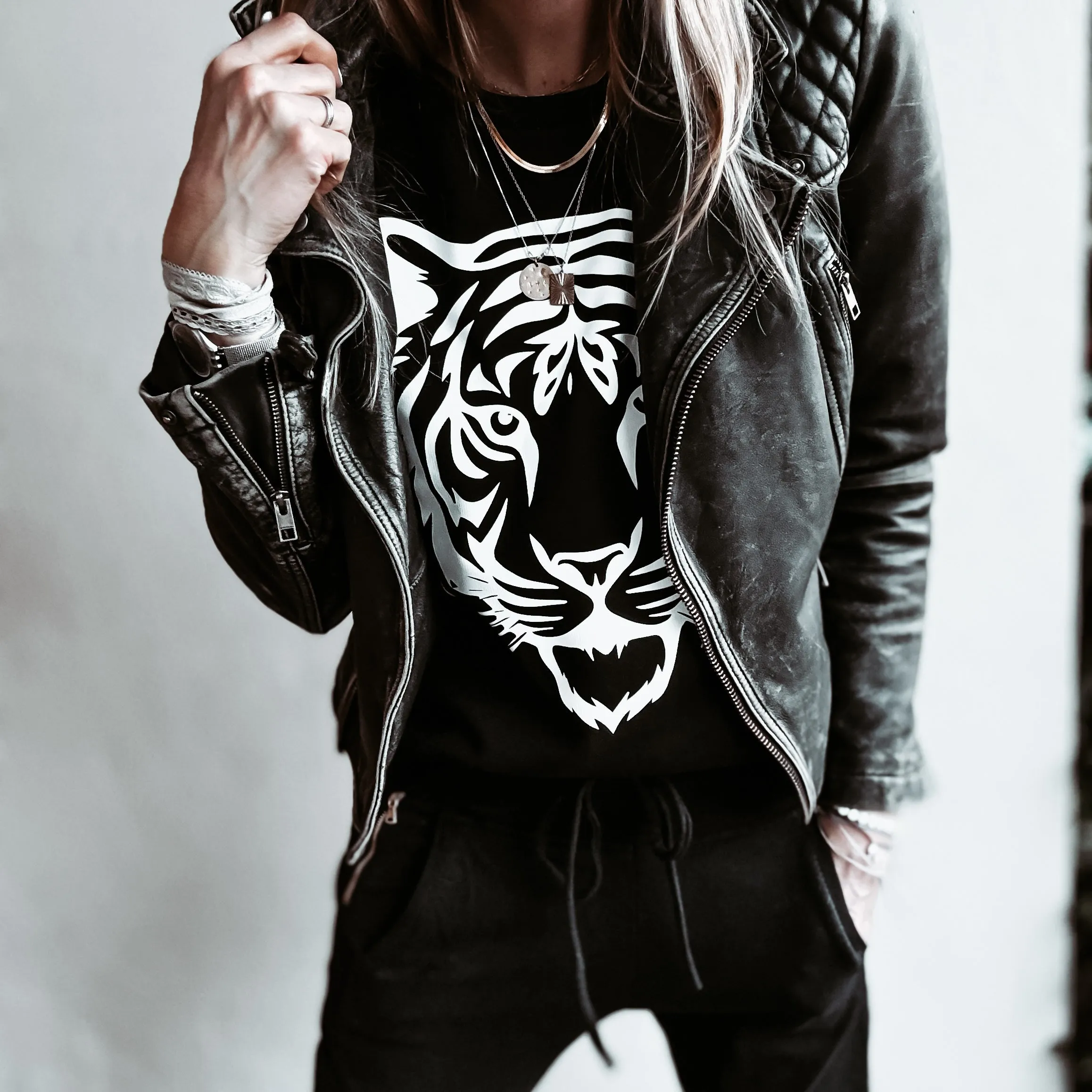 Black TIGER sweatshirt *relaxed style*