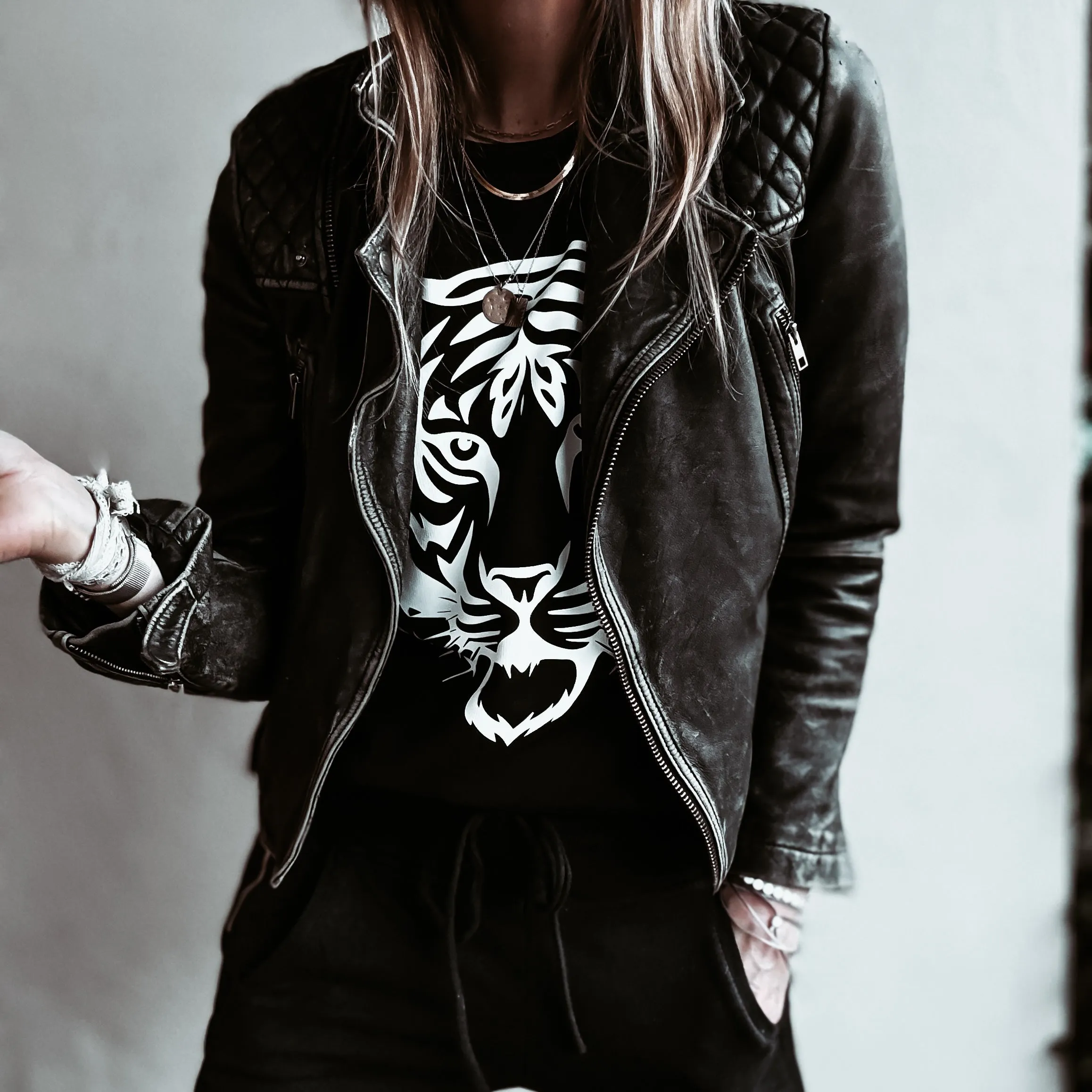 Black TIGER sweatshirt *relaxed style*