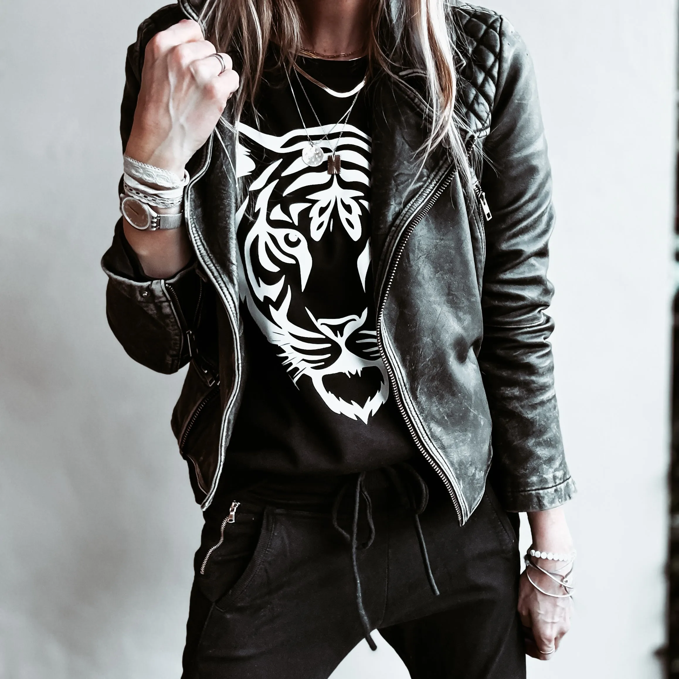 Black TIGER sweatshirt *relaxed style*