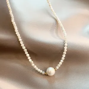 Graceful Pearl Pendant Necklace