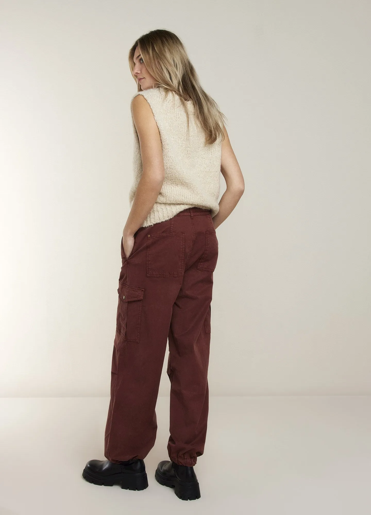 Summum Woman cherry red cargos