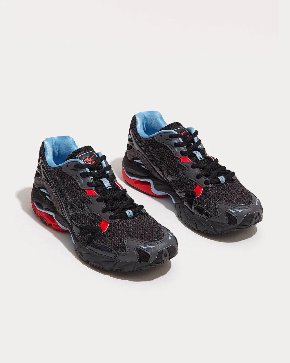 Wave Rider 10 Black Low Top Sneakers