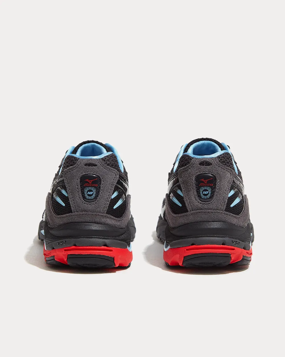 Wave Rider 10 Black Low Top Sneakers